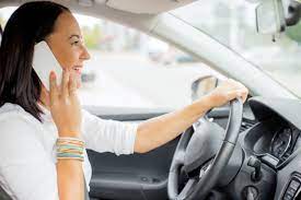 Bezpieczne korzystanie z telefonu komórkowego podczas jazdy – Odpowiedzialność na drodze