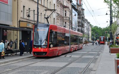 Czy pieszy ma pierwszeństwo przed pojazdem szynowym? Wyjaśnienie zgodnie z przepisami ruchu drogowego